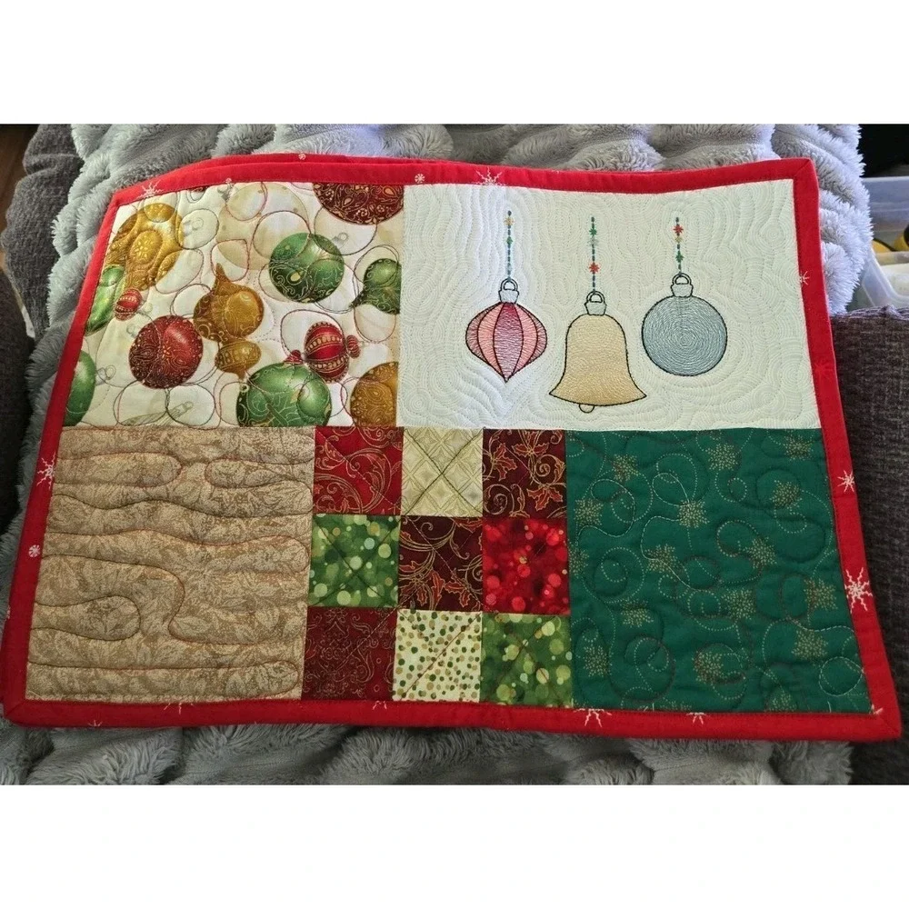 Christmas Embroidered Placemats-18x12-Set of 4-Patchwork-Quilted-Holiday-EUC!!